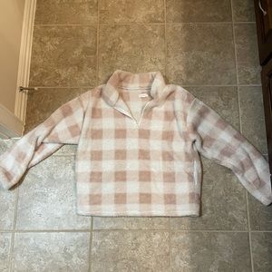 Colsie crew neck! Pink & white patern. Includes pockets. Super warm & soft!